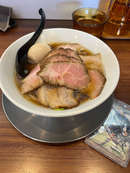 「醤油らーめん全部のせ」@純手打ち だるまの写真