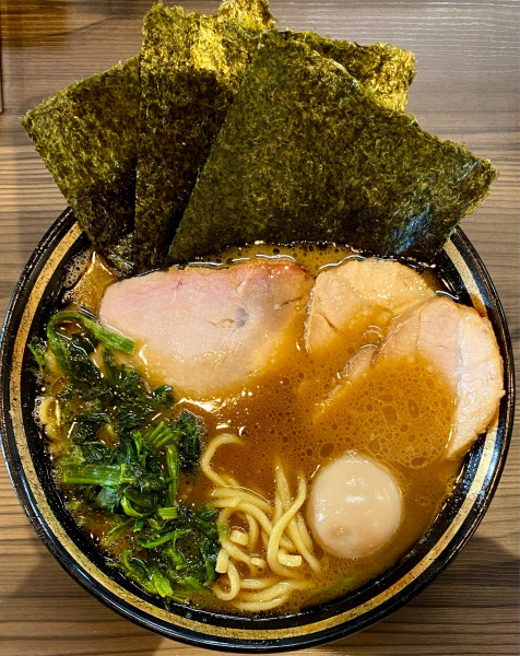 「ラーメン ¥850円（豚バラ2枚＋100円・味玉サービスCP）」@家系ラーメン がくの写真