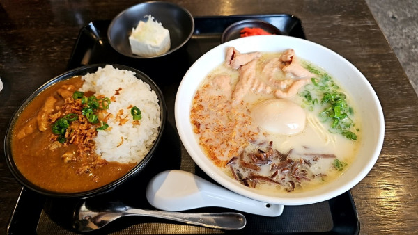 「豚もつ煮ラーメンともつ煮カレー1,100円」@もつ煮 王里の写真