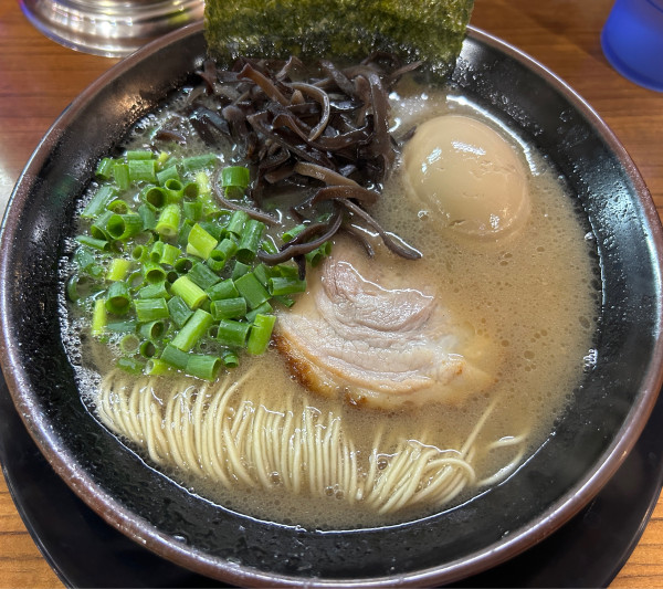 「ラーメン＋タマゴ＋替玉」@博多長浜らーめん ぼたんの写真