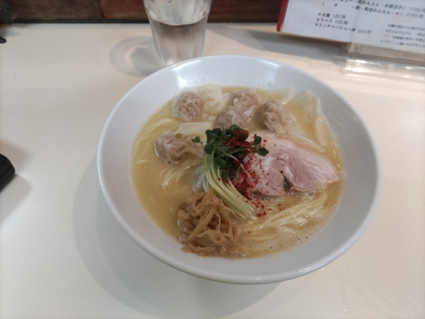 「ホワイト·クリーミィぱいたん+肉わんたん」@らぁ麺 ひなたの写真