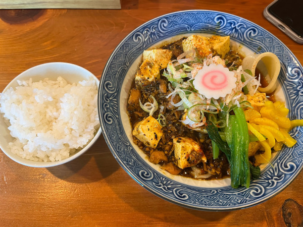 「スパイス麻婆麺1100円小ライス付き」@口樂の写真