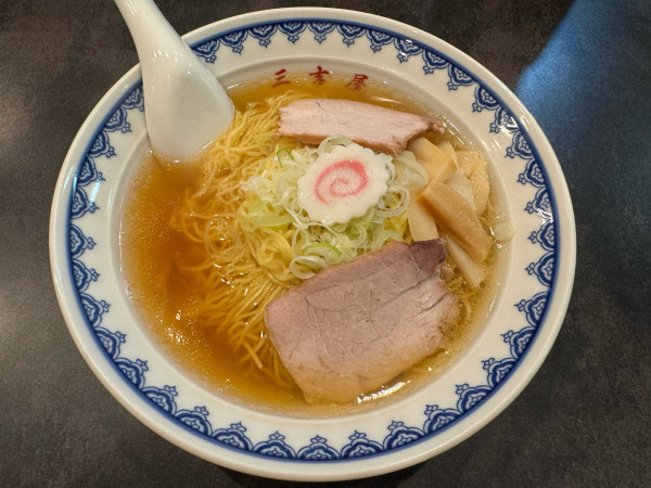 「中華そば 大盛　800円」@三吉屋 駅南けやき通り店の写真