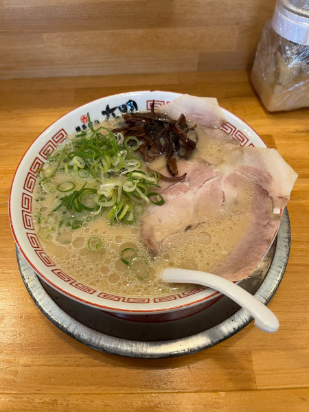 「豚骨ラーメン750円」@博多豚骨ラーメン 六助の写真