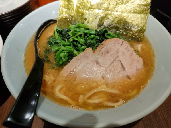 「らーめん ほうれん草」@横浜家系らーめん侍 渋谷本店の写真