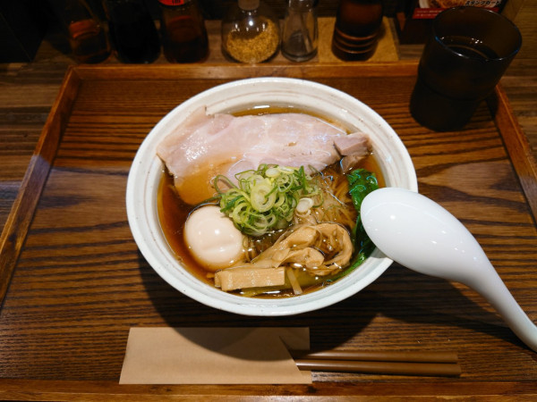 「特製燻製 醤油ラーメン」@燻製麺 燻の写真