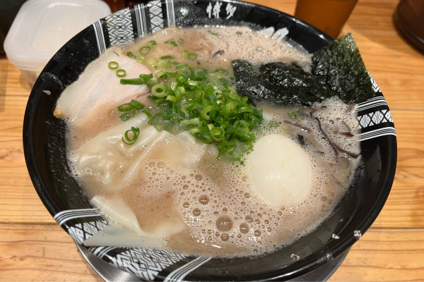 「味玉ラーメン+ワンタン」@博多一双 新横浜ラーメン博物館店の写真