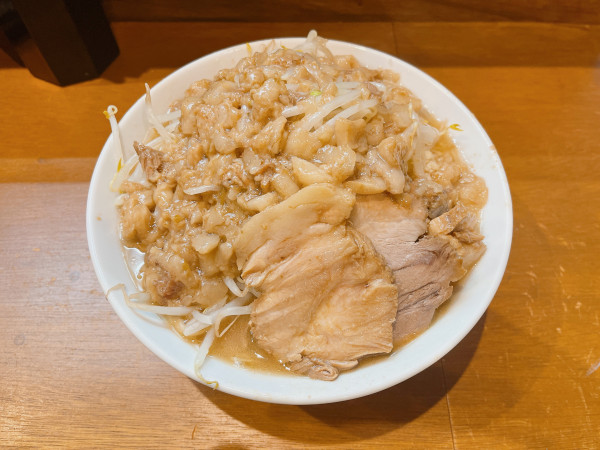 「らーめん ニンニクヤサイマシアブラマシマシ」@麺屋 RiSAの写真