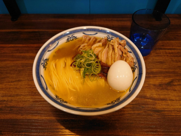 「【限定】親鶏煮干し塩ラーメン」@むかん 初台の写真