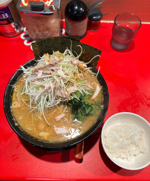 「ネギチャーシューメン　中盛　半ライス」@厚木家の写真