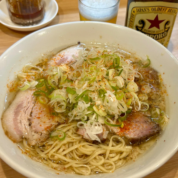 「背脂醤油ラーメン＋サッポロ赤星」@朝ラーメン専門店 あさとみつの写真