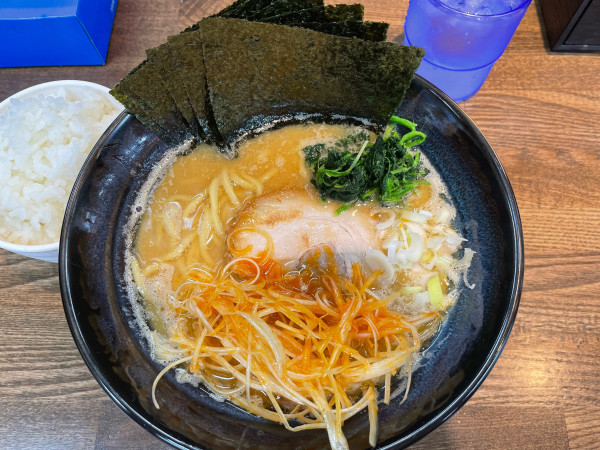 「辛ネギ味噌豚骨ラーメン 海苔増し¥1,080」@横浜家系ラーメン 山壱家 石山店の写真
