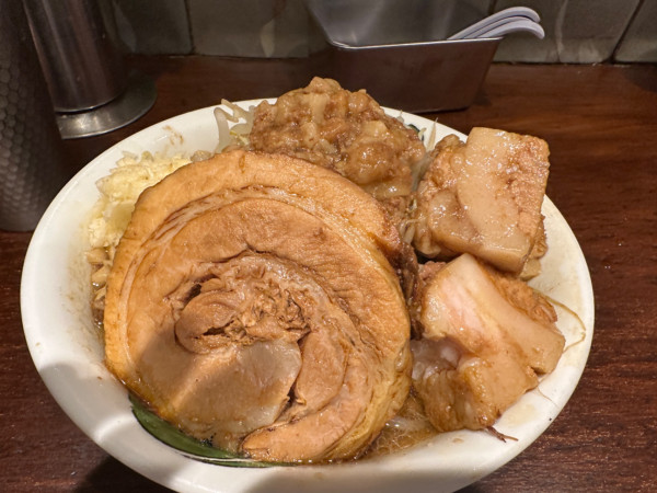 「雷そば　中　豚トロ」@ラーメン 雷 東京本丸店の写真
