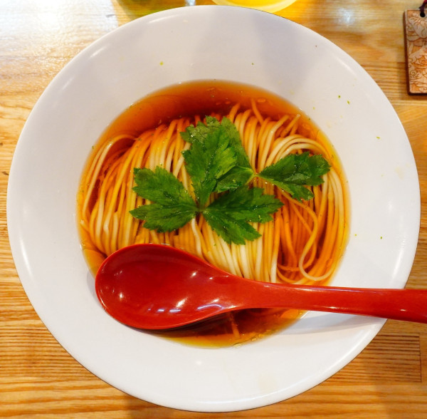 「（梅）かけそば 醤油＋具材の盛り合わせ＋ハートランド」@自家製麺 くろ松の写真