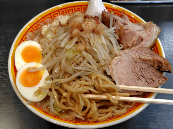 「ラーメン220㌘(豚2枚·ゆで玉子)·うずらの玉子·全マシ」@えどもんどの写真