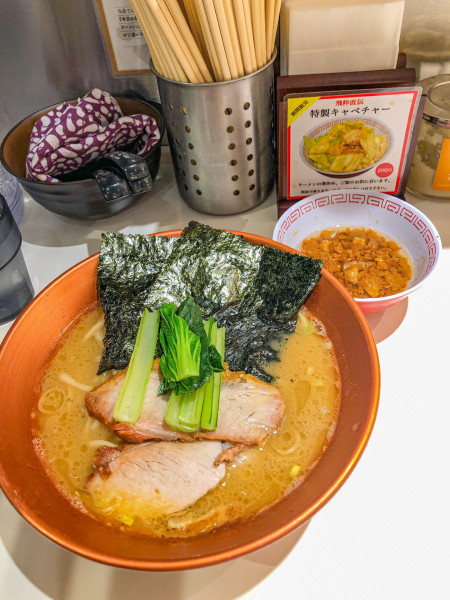 「ラーメン中盛+味付背脂+瓶ビール」@家系ラーメン 革新家 TOKYOの写真