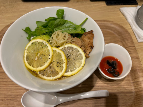 「【期間限定】瀬戸内産冷製レモンらーめん1300円」@T’sたんたん 東京駅京葉ストリート店の写真