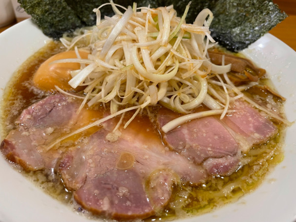 「全部のせ醤油らーめん[燻製玉子]＋ネギ（1550円）」@しののめヌードルの写真