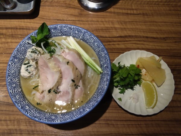 「鶏肉のフォー⤴」@ラーメン燈郎の写真