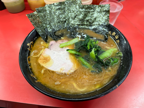 「ラーメン中」@ラーメン杉田家の写真