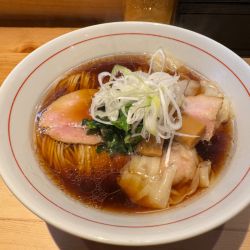 黒ワンタン麺