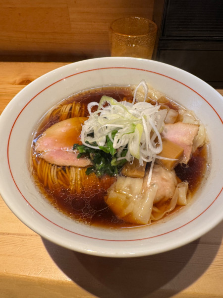 「黒ワンタン麺」@日本橋 朱鷺の写真