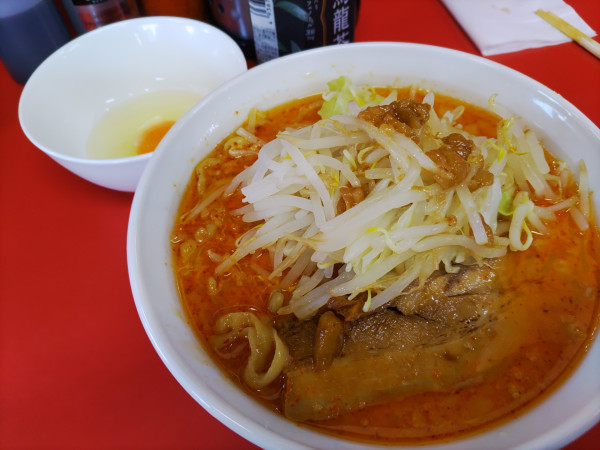 「旨辛ラーメン（150g）950円 生卵」@ラーメン大丸の写真