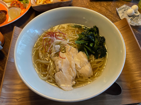 「鶏と野菜出汁の淡麗しおラーメン」@ハレニワ食堂の写真