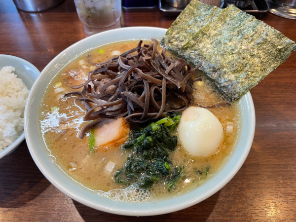 「チャーシュー麺、崩れ卵、キクラゲ、ライス」@金八家の写真