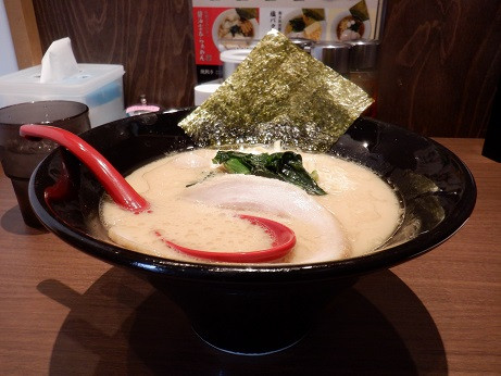 「のーまるらぁめん」@家系豚骨らあめん 鶴金豚の写真