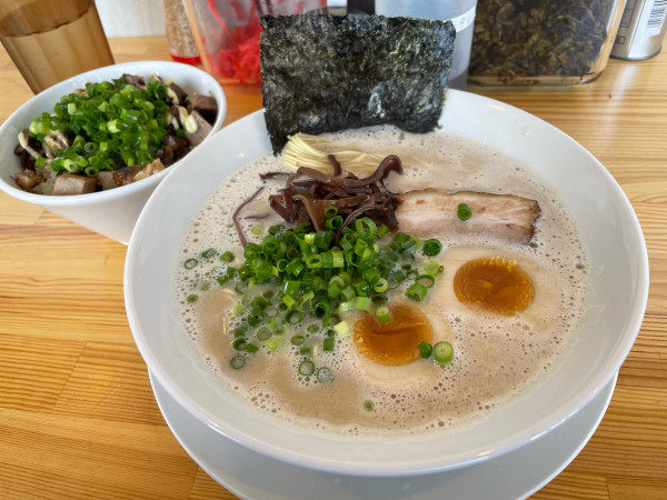 「ノーマル + 味玉ボンバー + 半替玉 + 炙りチャシュー丼 小」@とんこつラーメン44の写真