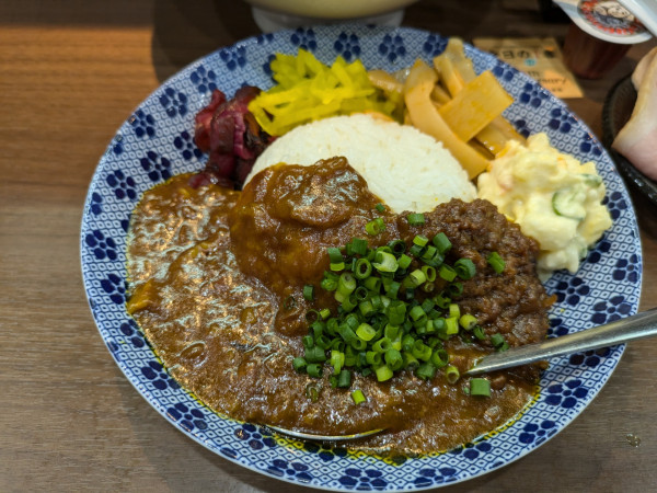 「【4周年限定】ビーフカレーとキーマのあいがけ」@Noodle&Spice curry 今日の1番の写真