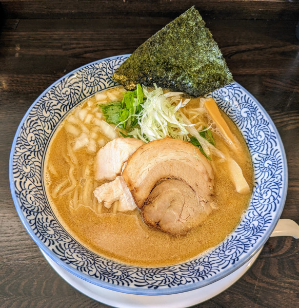 「濃厚鶏白湯そば　中太麺」@麺屋 㐂助の写真