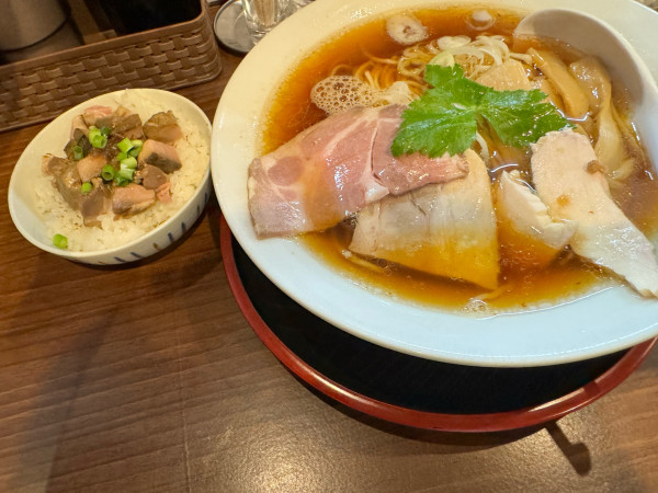 「飛魚だし醤油そば900円+ランチ飯100円のB（BBQ）」@だし廊 -DASHIRO-の写真