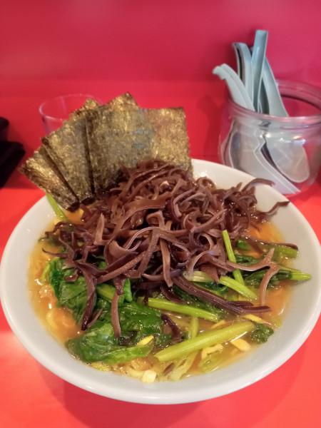 「ラーメン　固め濃いめ多め+レン草+キクラゲ」@横浜家系ラーメン 黄金家の写真