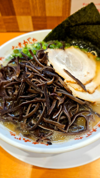 「ラーメン870円　きくらげトッピング120円」@九州大分らぁめん たまがった 神奈川新町本店の写真