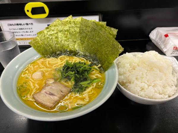 「ラーメン大盛り900円 ライス大盛り200円 のり50円」@萬来亭の写真