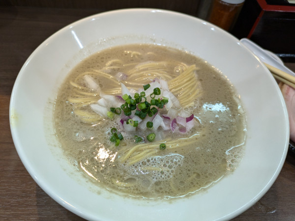 「【4周年限定】十目一八食堂謹製麺 オリーブ特級白湯」@Noodle&Spice curry 今日の1番の写真