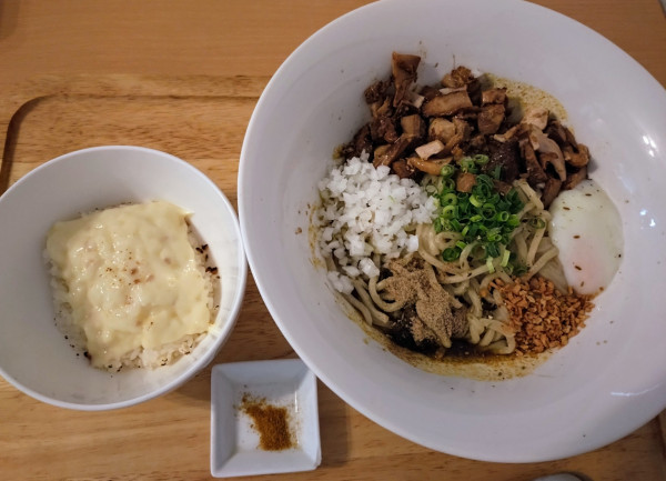 「【限定】カレーまぜそば（小ライス付き）￥1000」@FREEATの写真