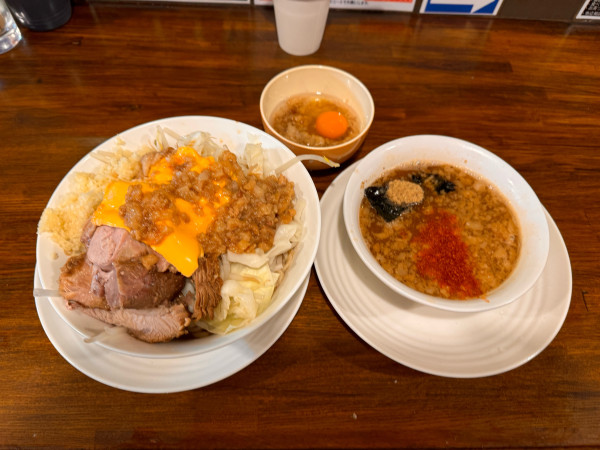 「Tシャツ購入者限定提供 濃厚魚介つけ麺＋スライスチーズ＋アブタマ」@道の途中の写真