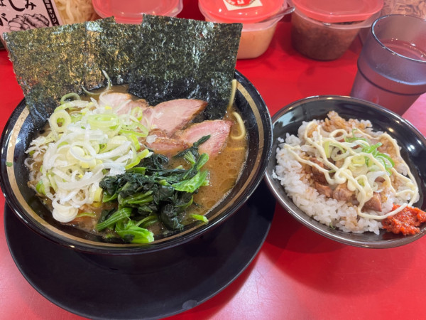 「チャーシュー麺かため薬味ねぎ　賄い飯」@とらきち家 光の写真