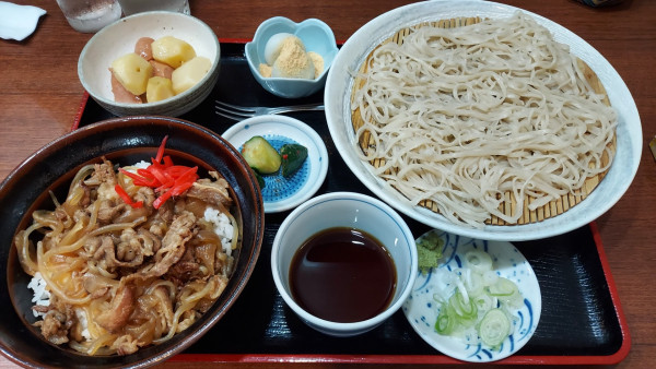 「牛丼・もりそばセット 1200円」@そば処 初味の写真