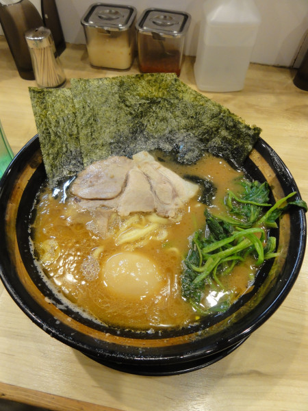 「ラーメン950円硬 X限定サービス味玉」@横浜ラーメン 裏武蔵家 西千葉本店の写真