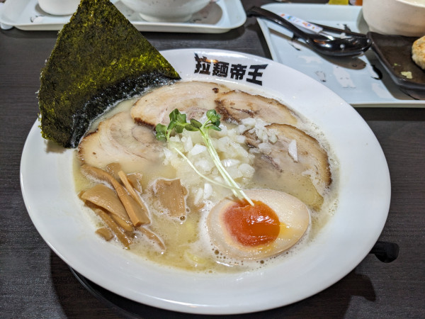 「鶏そば+チャーシュー２枚」@激辛ラーメンの拉麺帝王の写真