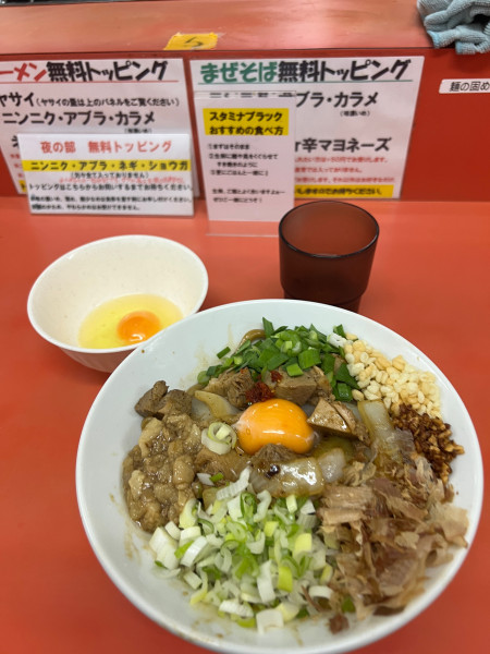 「スタミナ汁なし　生卵」@らー麺 ぶたのジョーの写真
