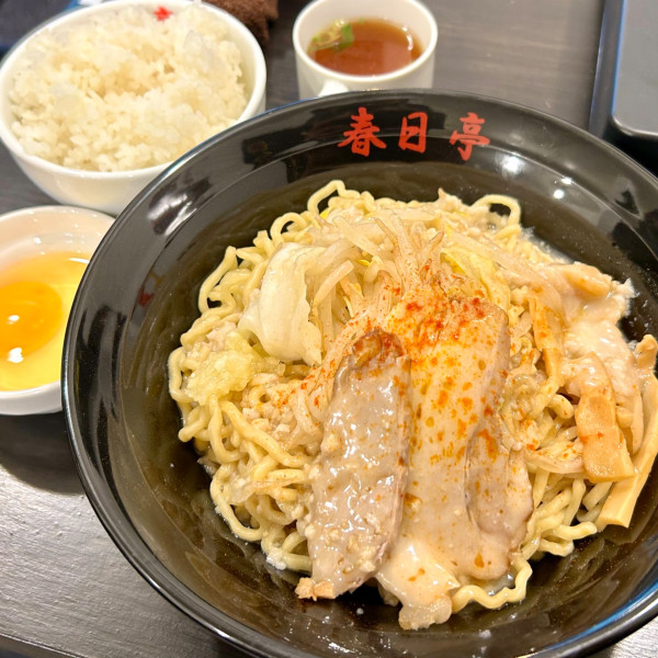 「鶏豚油そば（中盛）＋生玉子かけご飯（大盛）」@油そば春日亭 つくばEX研究学園店の写真