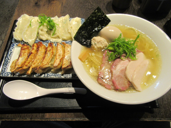 「特級塩そば（１２５０円）＋餃子４００円＋水餃子４００円」@特級鶏蕎麦 龍介 PLAY atre TSUCHIURA店の写真