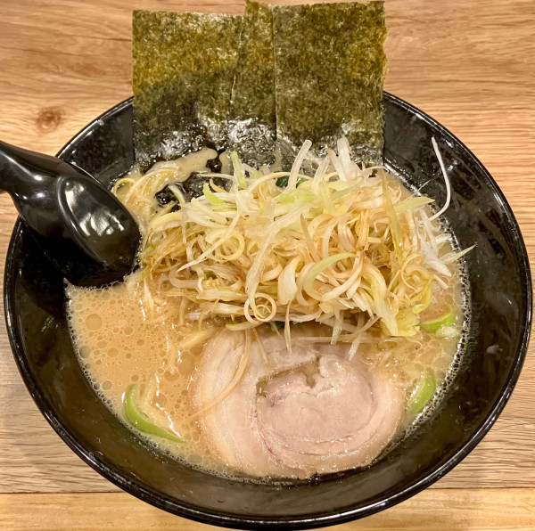 「ラーメン　(ﾄｯﾋﾟﾝｸﾞ)白髪ネギ」@麺屋 蘭 上福岡店の写真