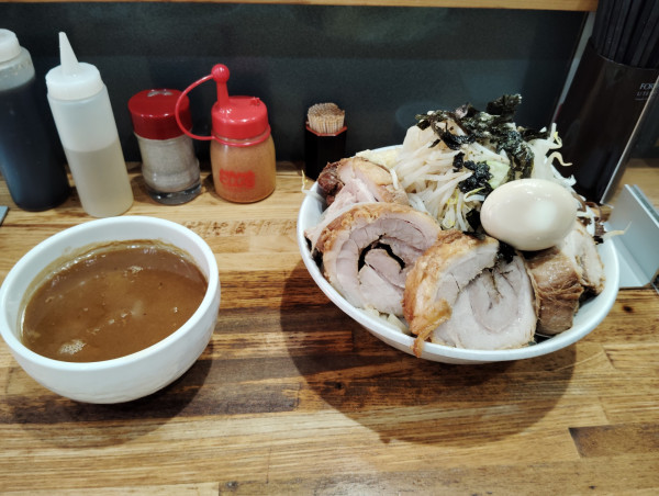 「つけ麺　中　豚２枚＋１　味玉」@デカ盛り戦隊 豚レンジャーの写真