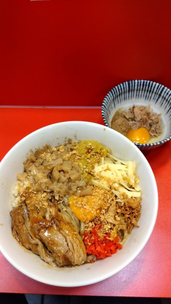 「ジャンク+麺300g+ほぐし豚入り生卵」@まぜそばマゼロー 船橋店の写真